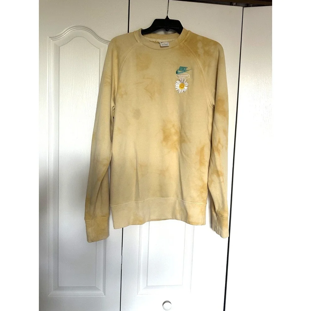 Nike Sportswear Tie Dye Embroidered Daisy Round Neck Small Yellow Daisy Gold - Picture 2 of 10